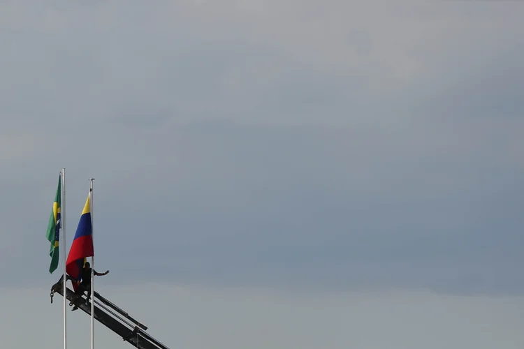 Bandeiras do Brasil e da Venezuela na fronteira entre os dois países: região foi marcada por conflitos no fim de semana (Bruno Kelly/Reuters)