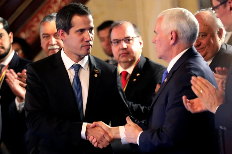 O autoproclamado presidente interino da Venezuela, Juan Guaidó, cumprimenta o vice-presidente americano Mike Pence, em reunião nesta segunda-feira (Luisa Gonzalez/Reuters)