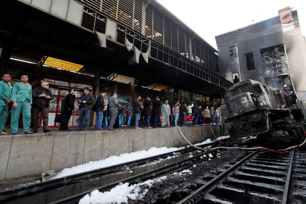 Egito: pelo menos 20 pessoas morreram e outras 40 ficaram feridas, após a colisão de uma locomotiva dentro da estação ferroviária de Ramses (Amr Abdallah Dalsh/Reuters)