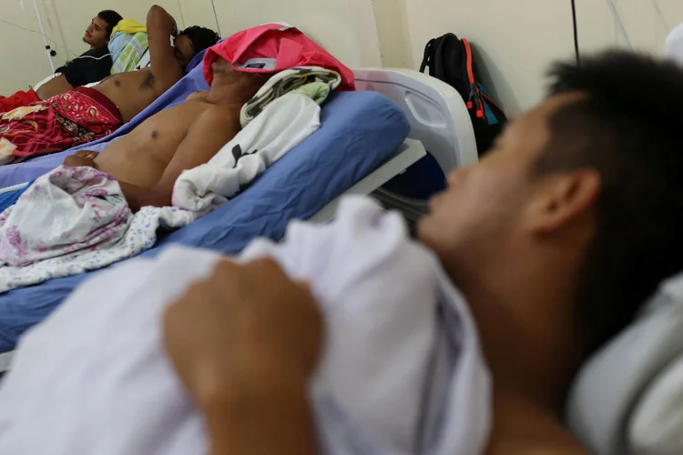 Indígena venezuelano, ferido com arma de fogo em um violento confronto perto da fronteira, morreu na noite desta quarta-feira, 27 (Bruno Kelly/Reuters)
