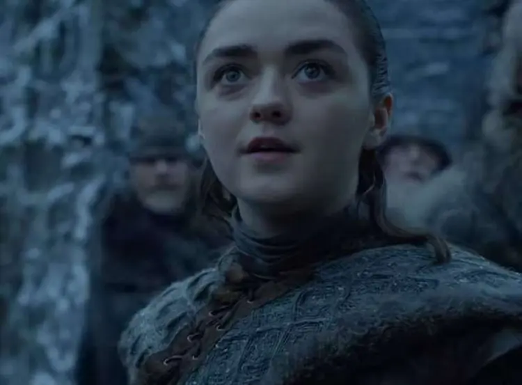 Em determinado momento, um "cliente" pede à Maisie Williams (Arya Stark) um aplicativo de troca de rostos que funcione (HBO/Reprodução)