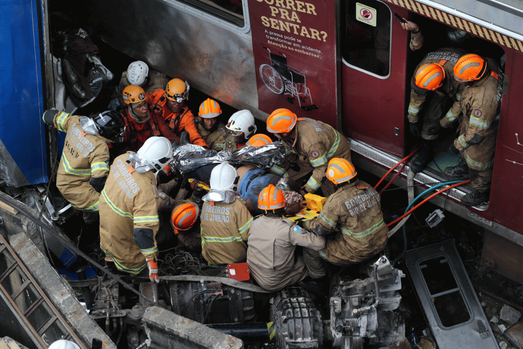 Acidente de trem: ainda há pessoas presas nos destroços, segundo a Reuters (Sergio Moraes/Reuters)