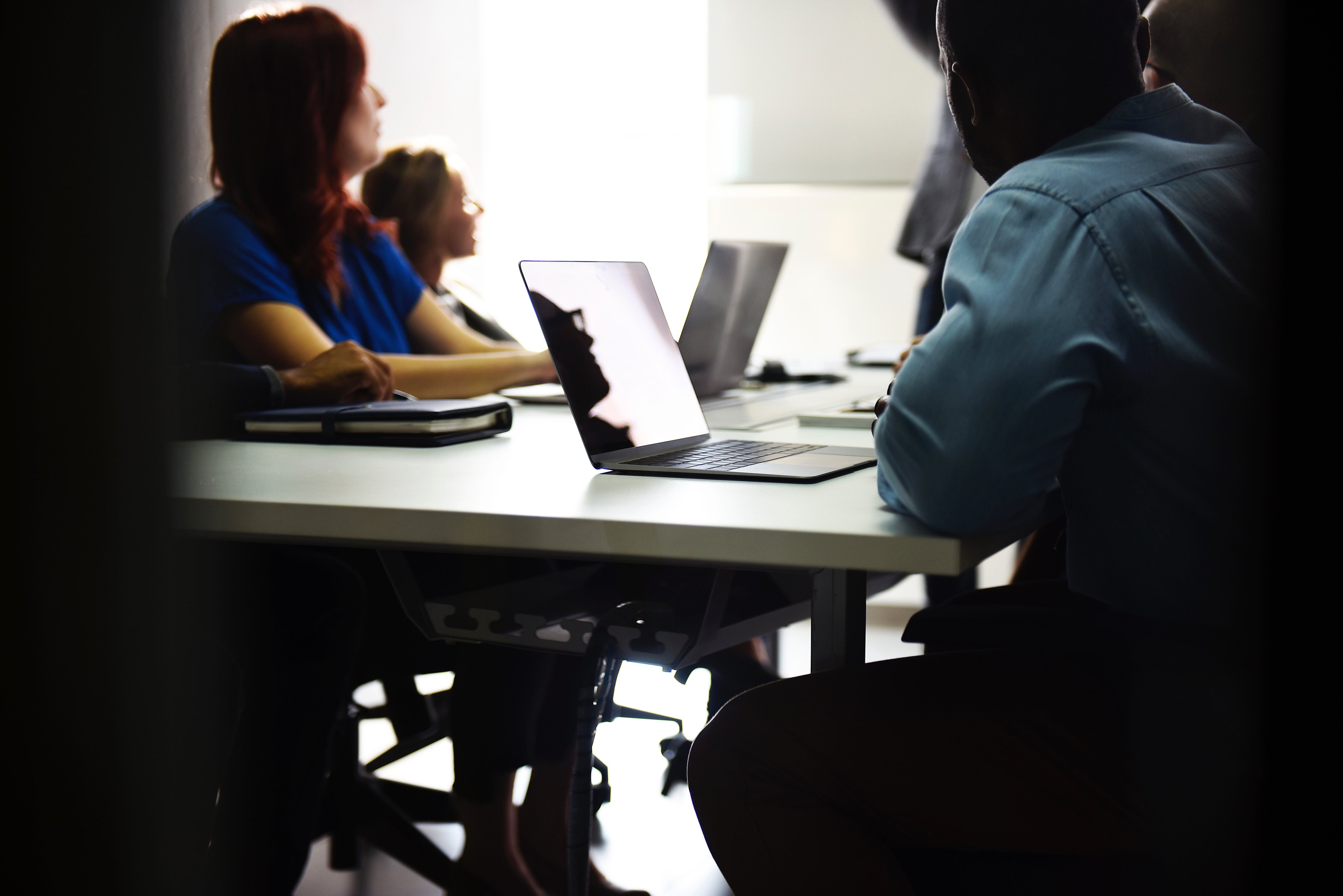 Empresas lançam curso grátis para formar novos profissionais na área de TI