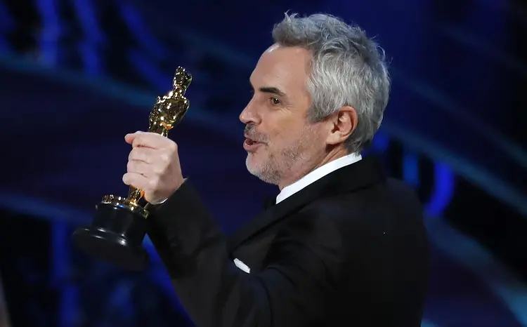 Diretor de "Roma", Alfonso Cuarón recebe o Oscar (Mike Blake/Reuters)