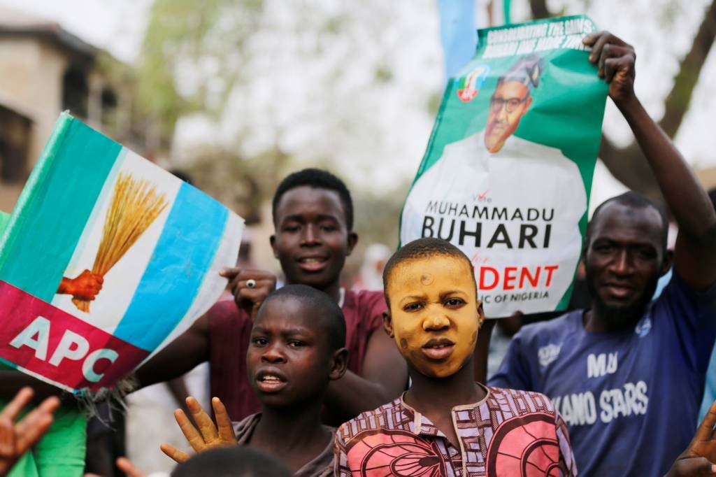 Kano, Nigéria: os apoiadores do presidente da Nigéria, Muhammadu Buhari, seguram cartazes enquanto celebram a reeleição (Reuters/Afolabi Sotunde)
