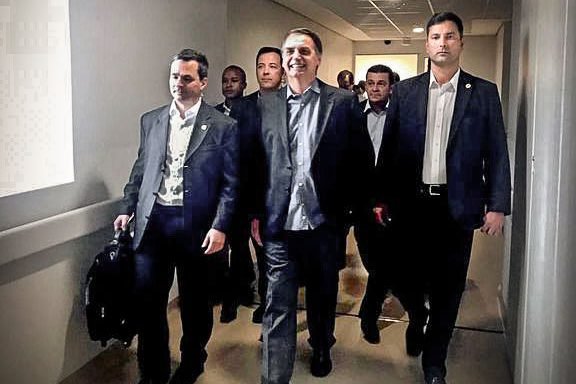 Bolsonaro tem alta e pega avião para Brasília após 17 dias internado