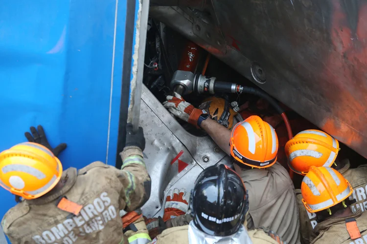 Rio de Janeiro: equipe de bombeiros trabalha para resgatar maquinista de trem que sofreu colisão (Sergio Moraes/Reuters)