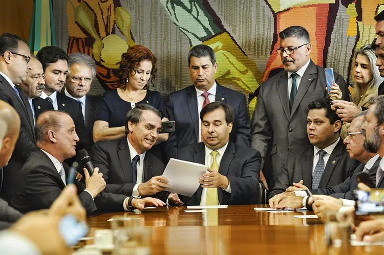 Jair Bolsonaro entrega texto da PEC da Previdência ao presidente da Câmara, Rodrigo Maia (Luis Macedo/Agência Brasil)