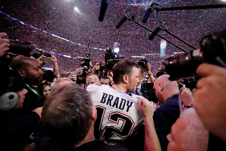 TOM BRADY COMEMORA: seu time, o New England Patriots, venceu o Super Bowl pela sexta vez na noite de ontem  / REUTERS/Mike Segar