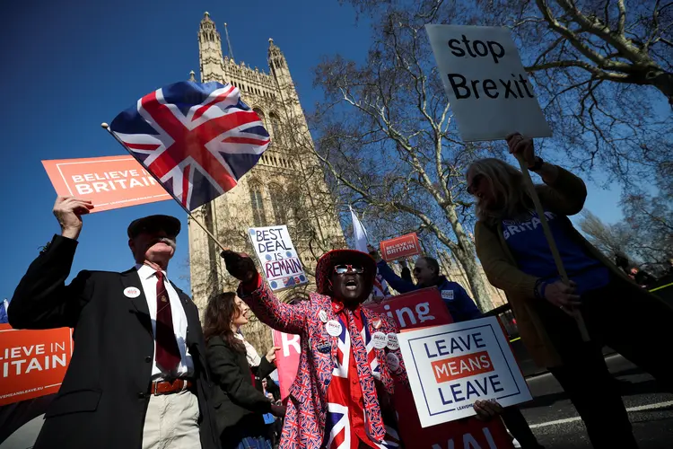 Londres, Reino Unido: manifestantes contrários e a favor do Brexit protestam em frente ao Parlamento britânico, em 27 de fevereiro de 2019 (Hannah Mckay/Reuters)