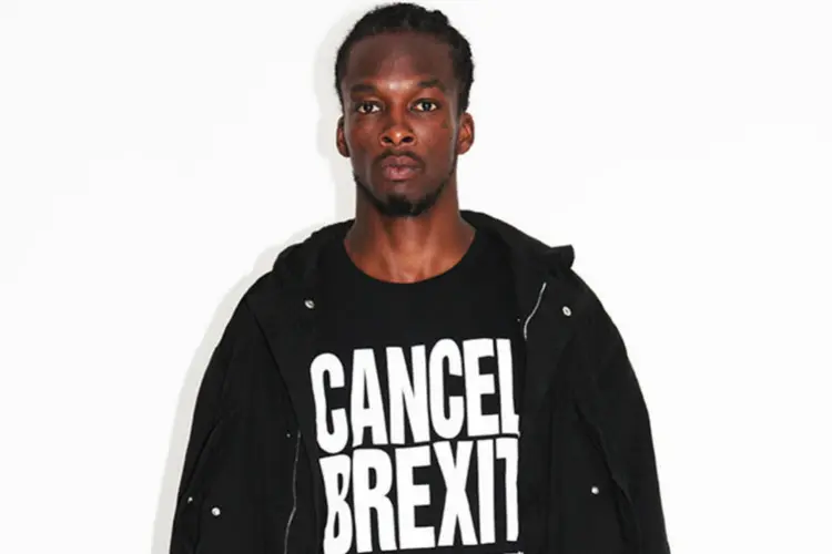 Camiseta Cancele o Brexit: modelo veste a camiseta da Katharine Hamnett.  Venda da peça deve ir para fundo que pede novo referendo (site da Katharine Hamnett/Divulgação)