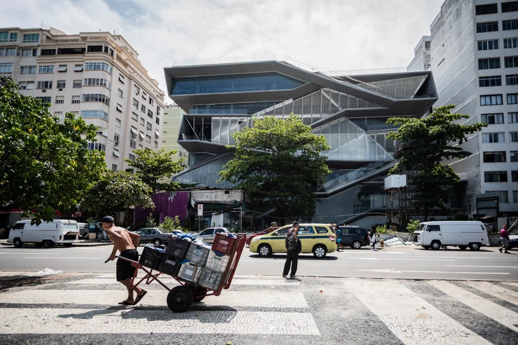 Construção paralisada do Museu de Imagem de Som (MIS) em Copacabana, no Rio de Janeiro, com carroceiro na calçada (Evgeny Makarov/Bloomberg)