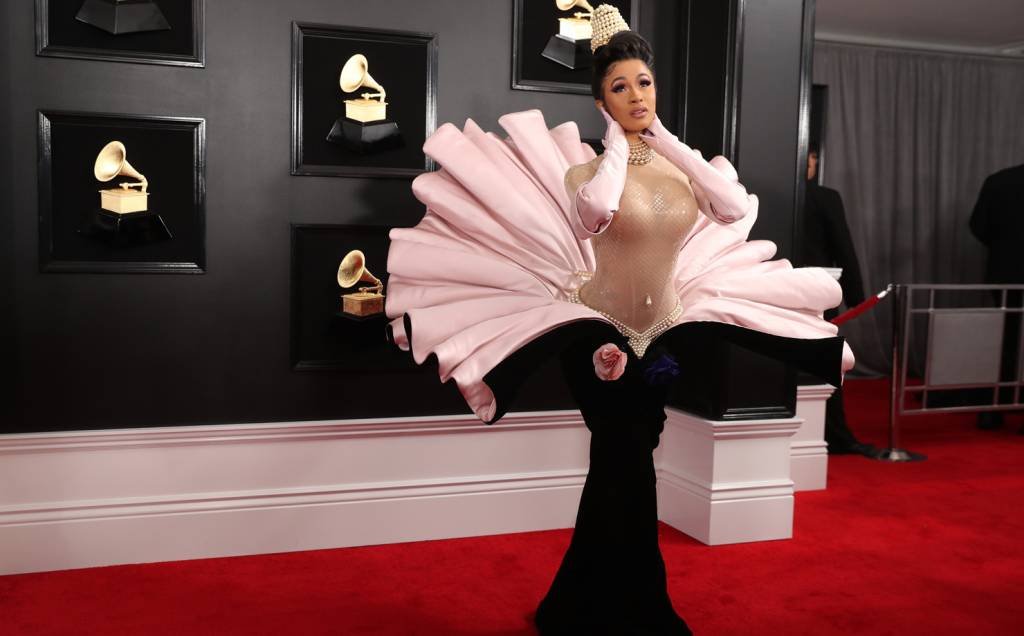 Pop reina nas roupas do tapete vermelho do Grammy