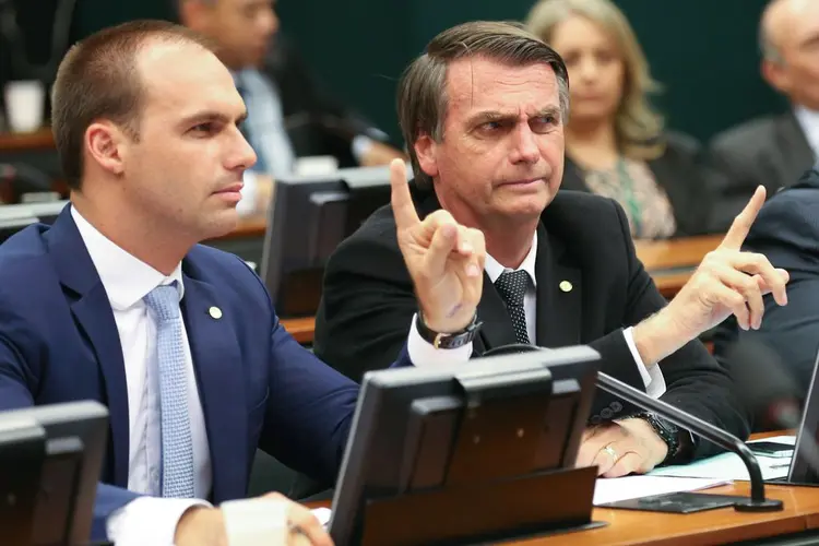 Eduardo e Jair Bolsonaro: medida deve ser anunciada na semana que vem durante visita do presidente aos EUA (Fabio Rodrigues Pozzebom/Agência Brasil)