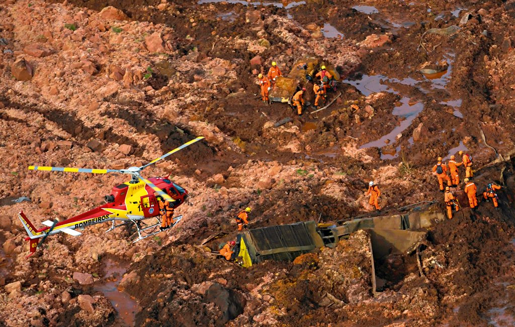 Brumadinho: os bombeiros estão com escavações em seis frentes de buscas em toda a região que foi atingida pelo rompimento da barragem (Washington Alves/Reuters)