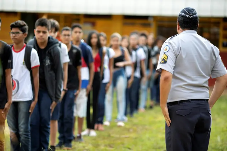 Colégio militar: instituições de ensino foram proibidas de obrigarem alunos a adotarem seus padrões estéticos (Valeria Pacheco/AFP)