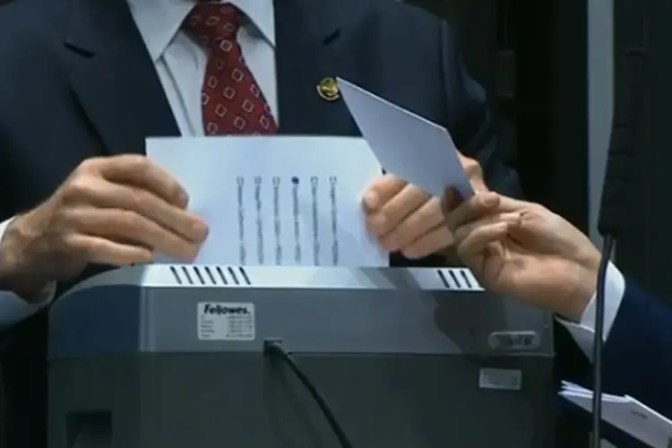 Votos sendo destruídos no Senado Federal após confusão durante escolha do presidente da Casa (TVSenado/Reprodução)