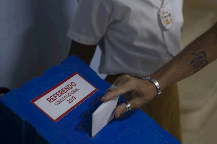 Referendo: Apenas 9% da população foi contra a mudança na constituição cubana (Anadolu Agency/Getty Images)