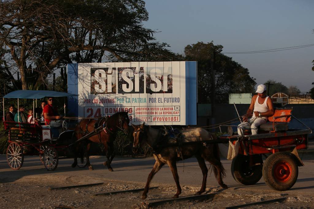 Cuba vota nova Constituição atenta à Venezuela e na mira dos EUA