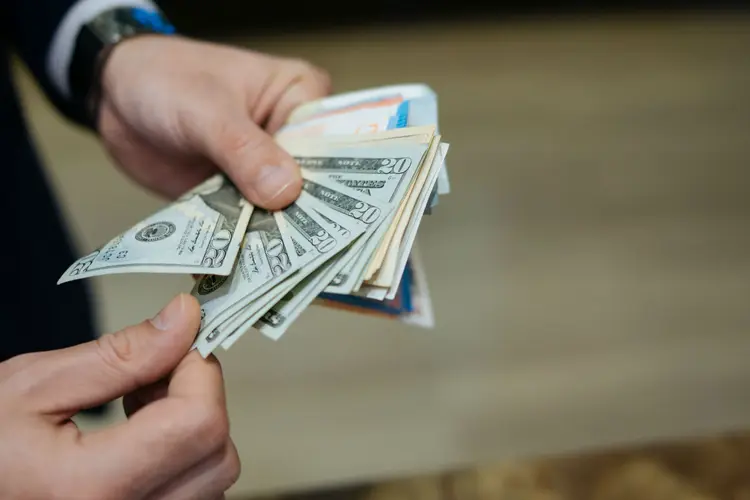 Dólar: Moeda encerrou o dia a R$ 3,70 (Burak Karademir/Getty Images)