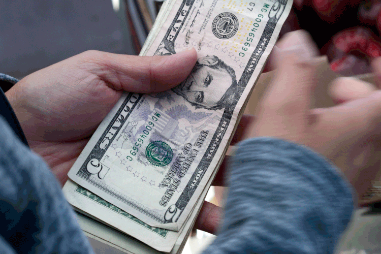 Câmbio: dólar subia com força ante o real nesta sexta-feira (Robert Alexander/Getty Images)