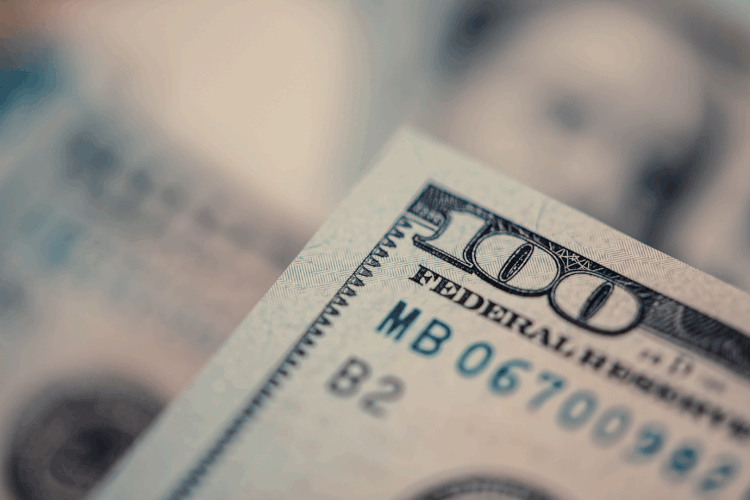 Câmbio: dólar recuava ante o real nesta segunda-feira (Fitria Ramli/EyeEm/Getty Images)