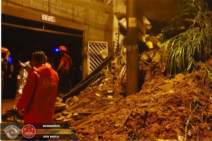 Corpos de duas crianças mortas em desastre de Mauá são enterrados