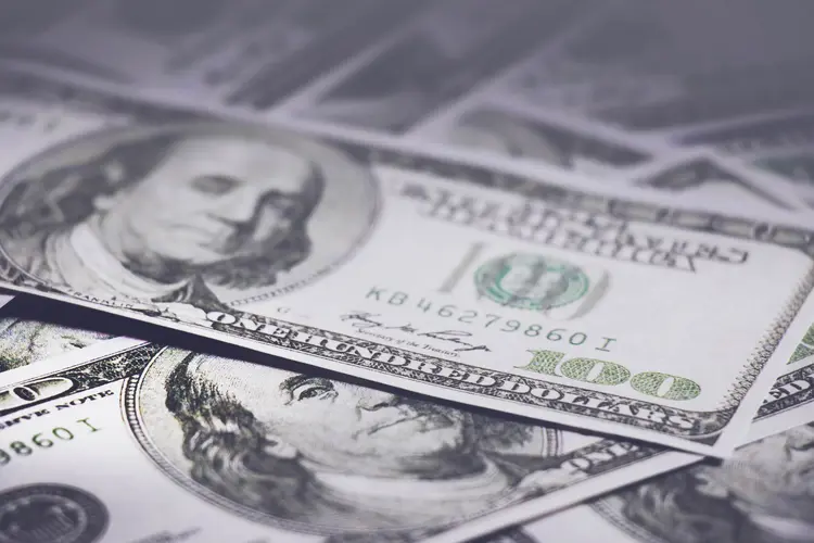 Câmbio: dólar subia fortemente nesta quarta-feira (Manit Plangklang / EyeEm/Getty Images)