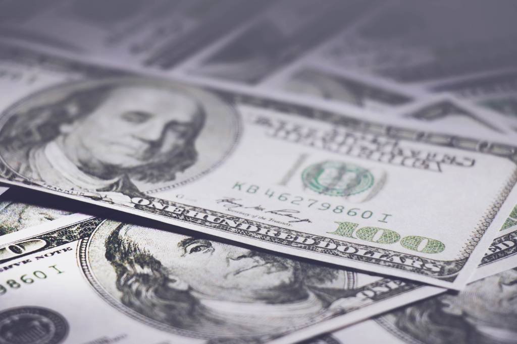 Dólar tem leve queda com retomada econômica no radar