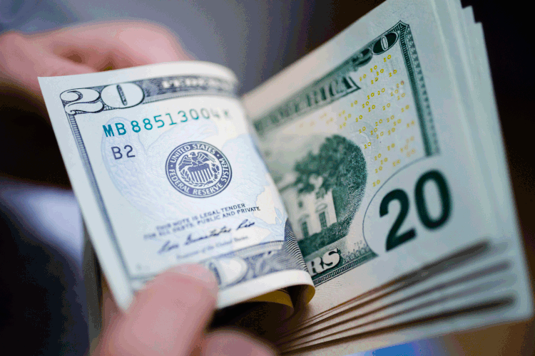 Dólar: na sexta-feira, o dólar encerrou com queda de 0,33%, a 3,7393 dólares (Thomas Trutschel/Getty Images)