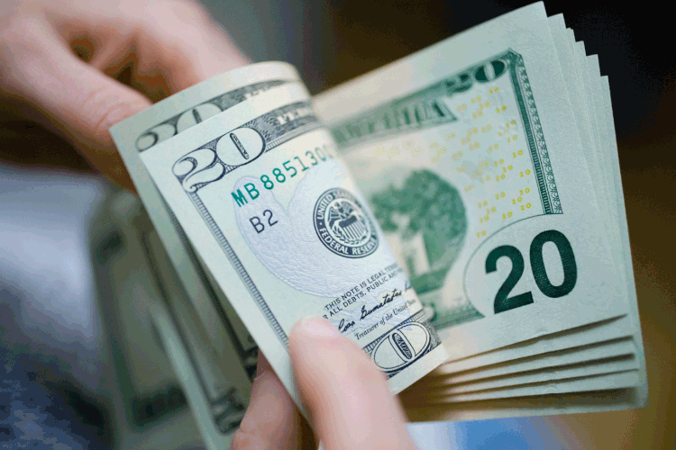 Dólar: moeda americana abre em alta nesta segunda (20) (Thomas Trutschel/Getty Images)