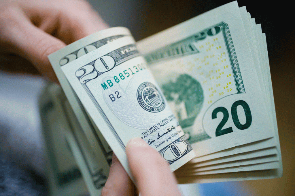 Dólar: moeda escalou a 4,3245 reais na venda (Thomas Trutschel/Getty Images)
