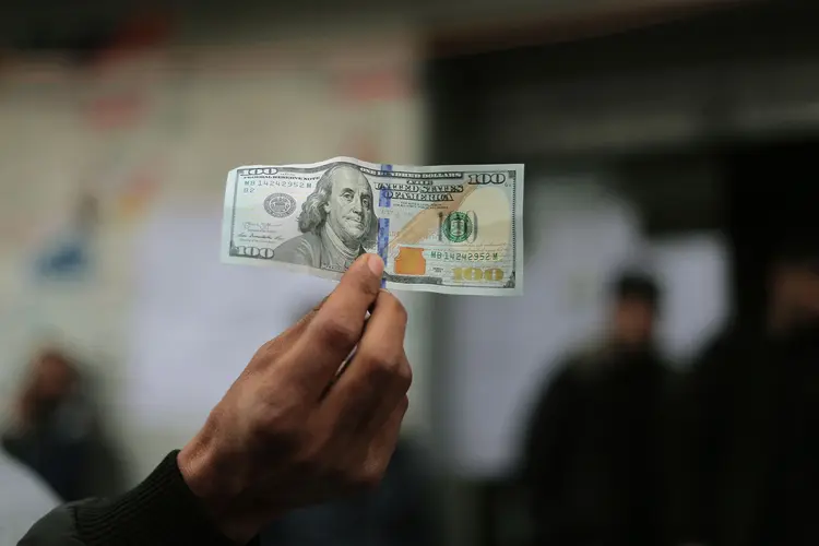 Dólar: Moeda chegou a R$ 3,6890 na máxima da sessão (SOPA Images/Getty Images)