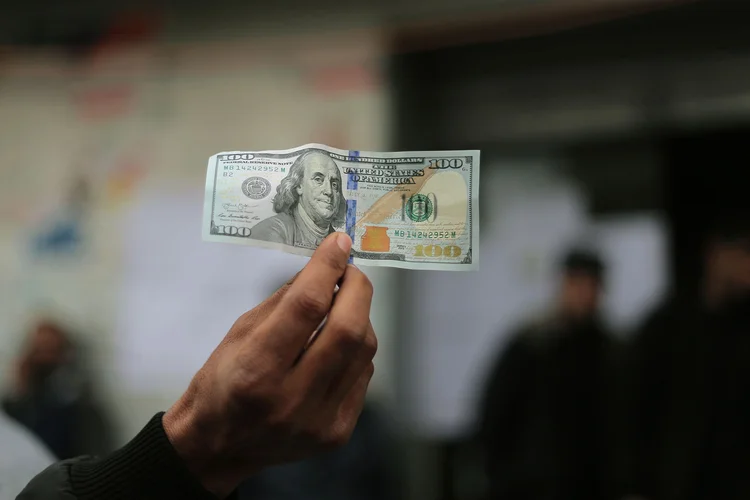 Dólar: Moeda chegou a R$ 3,6890 na máxima da sessão (SOPA Images/Getty Images)