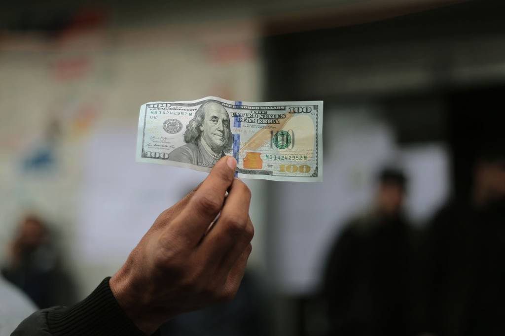 Dólar fecha com leve alta acompanhando movimento no exterior