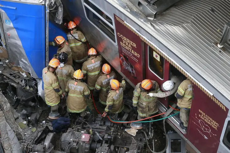 Dois trens com passageiros se chocaram na estação de trem São Cristóvão, na zona norte do Rio de Janeiro (Tânia Regô/Agência Brasil)