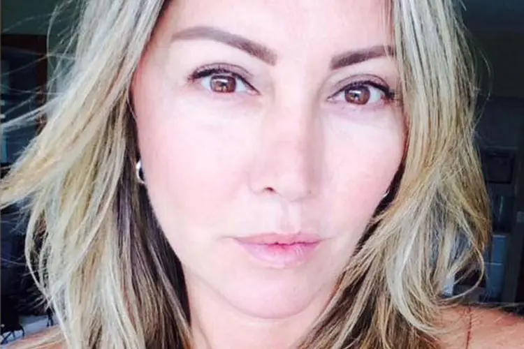 Elaine Caparróz: empresária, de 55 anos, diz estar bem e que logo ficará "numa boa" em vídeo divulgado nas redes sociais (Facebook/Reprodução)