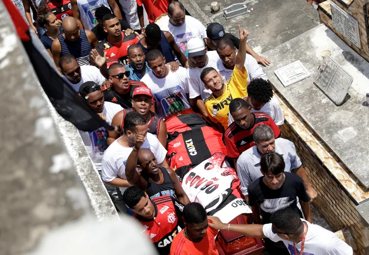 Enterro de Christian Esmerio: familiares e amigos se despedem do jovem goleiro, vítima do incêndio no centro de treinamento (Ricardo Moraes/Reuters)