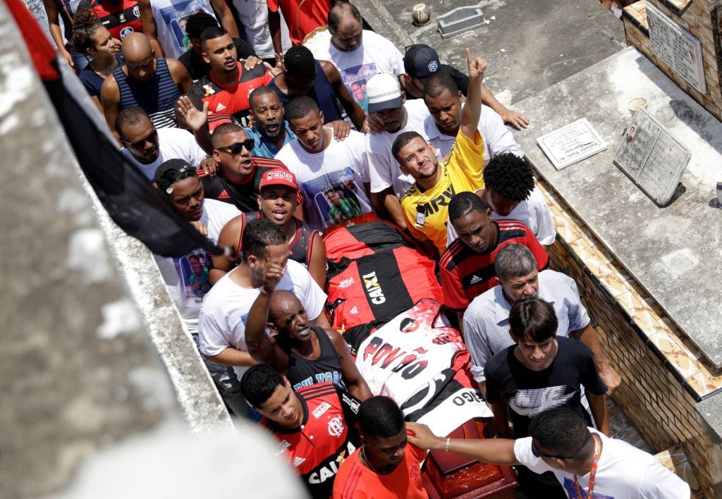 Corpos de cinco vítimas do CT do Flamengo serão enterrados hoje