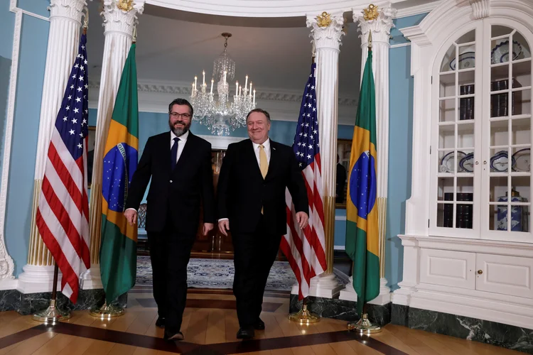 Ernesto Araújo e Mike Pompeo: o governo brasileiro foi elogiado por ajudar a Venezuela (Yuri Gripas/Reuters)