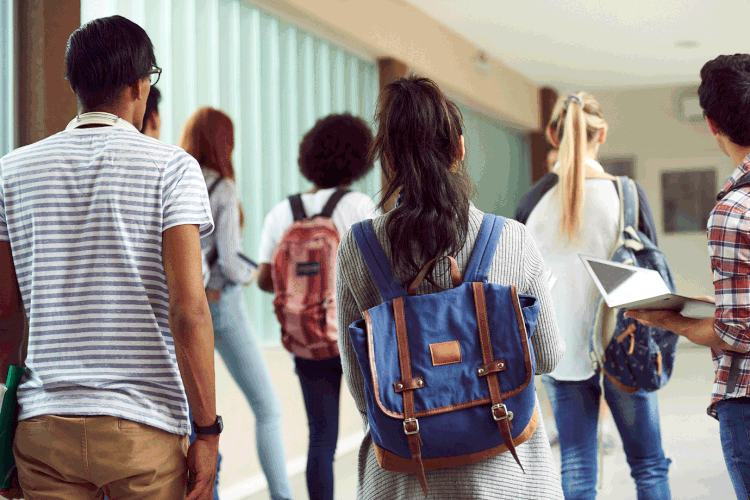 Ensino médio: Alunos entre 14 e 17 anos podem ter atividades complementares à escola (PhotoAlto/Frederic Cirou/Getty Images)