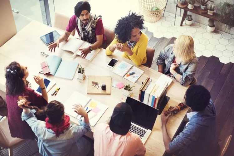 Estudos mostram que a diversidade de gênero em cargos de alta gestão melhora os resultados financeiros das empresas.  (Rawpixel.com/Reprodução)