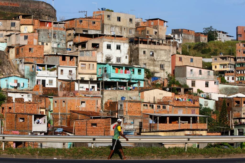 Favela em Salvador: medidas visam preservar o SUS de um colapso (BSIP/UIG/Getty Images)
