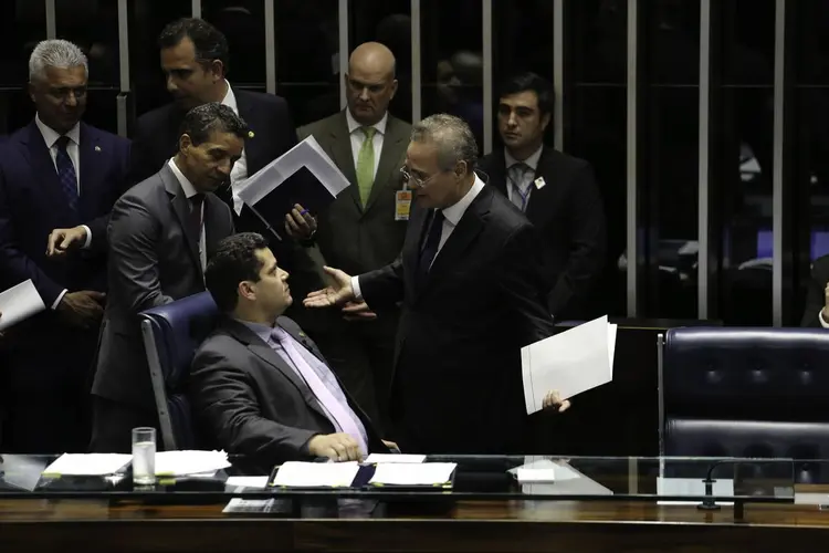 Eleição no Senado: Senador Renan Calheiros conversa com o senador Davi Alcolumbre durante sessão de votação  (Fabio Rodrigues Pozzebom/Agência Brasil)