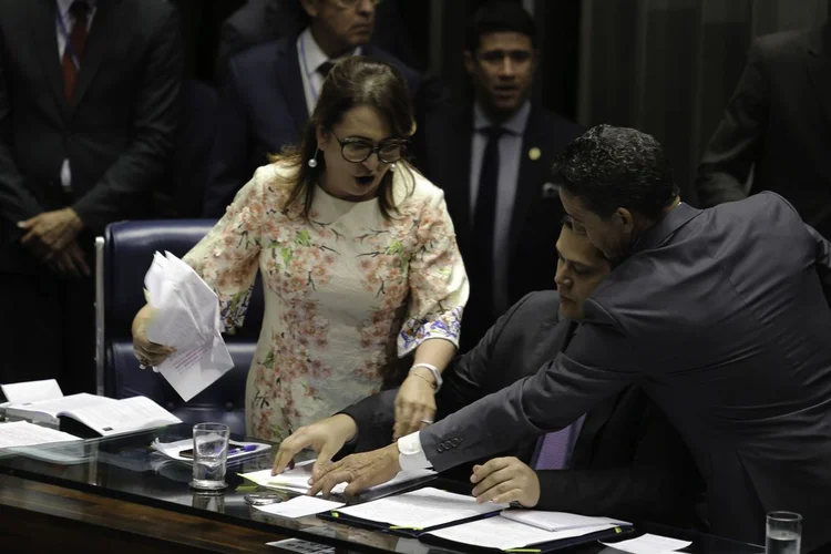 Senadora Kátia Abreu tirou da Mesa a pasta com o roteiro de condução da sessão do senador Davi Alcolumbre que preside a votação para escolha do novo presidente do Senado. (Fabio Rodrigues Pozzebom/Agência Brasil)