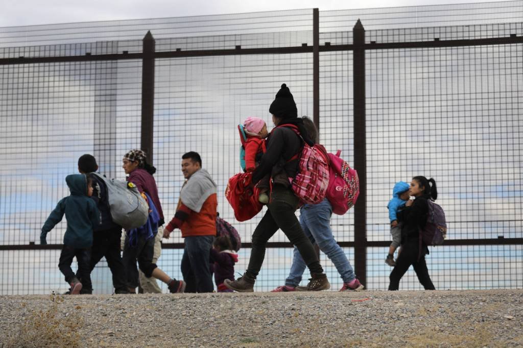 Famílias separadas em fronteira processam EUA por trauma causado | Exame