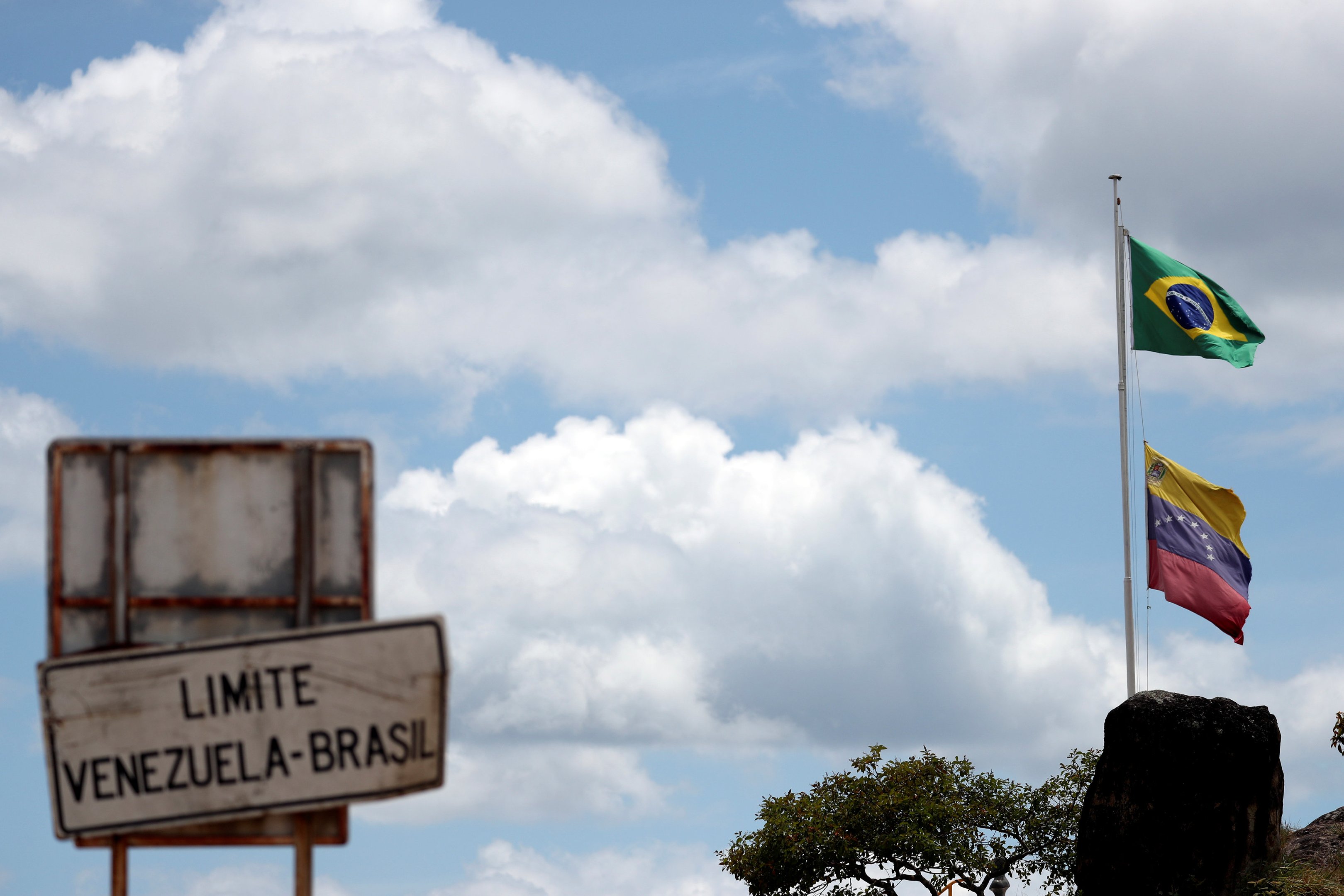 Brasil monta barreira em Pacaraima após conflitos entre venezuelanos