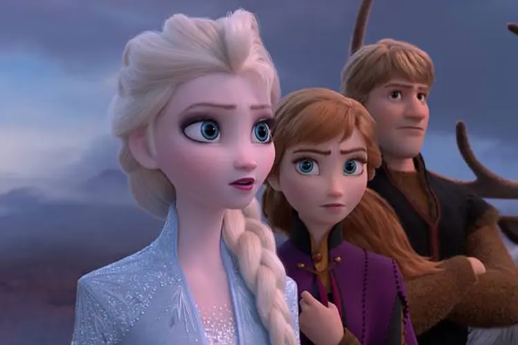 Frozen 2: no filme, uma voz misteriosa persegue Elsa, já adulta, e a leva a deixar seu castelo (Reprodução/Facebook)