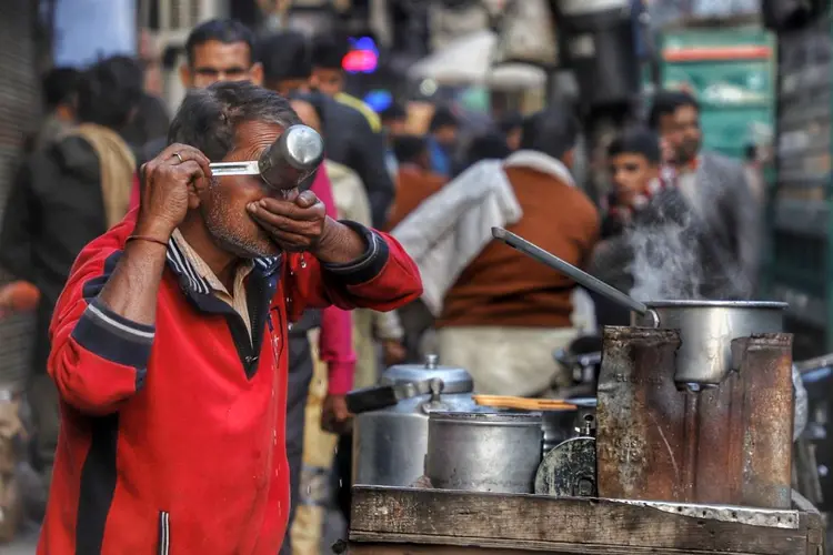 Índia: prática é comum principalmente em bairros pobres por conta do preço baixo das bebidas (NurPhoto / Contributor/Getty Images)