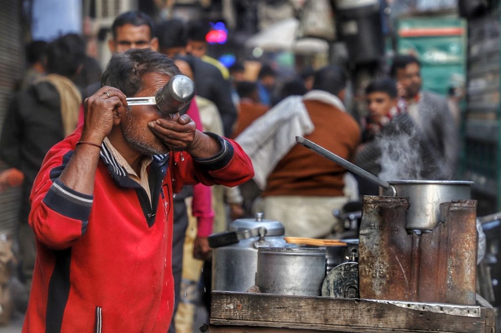 Consumo de álcool tóxico deixa mais de 100 mortos na Índia